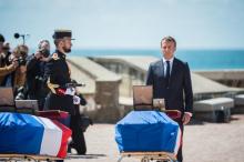 Emmanuel Macron se recueille devant les cercueils des sauveteurs de la SNSM morts vendredi dernier en portant secours à un chalutier, lors d'une cérémonie d'hommage devant le prieuré Saint-Nicolas, au
