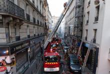 Les pompiers interviennent le 22 juin 2019 dans un immeuble rue de Nemours, dans le XIe arrondissement à Paris, où un incendie s'est déclaré pour une raison indéterminée