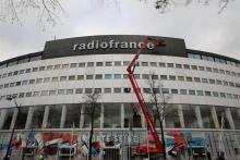 Le logo de Radio France en rénovation sur la façade du siège du groupe, le 24 janvier 2018 à Paris