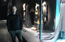 Le créateur Olivier Theyskens pose à côté de ses créations, à la Cité de la dentelle et de la mode à Calais, le 13 juin 2019
