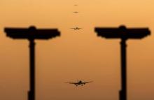 Une photo prise le 17 octobre 2016 montre un avion s'apprêtant à atterrir à l'aéroport de Heathrow