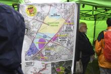 Un opposant au projet Europacity montre l'emprise du projet le 19 mai 2019 à Gonesse (Val-d'Oise)