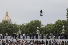Franky Zapata sur son "Flyboard" au-dessus des Champs Elysées, le 14 juillet 2019