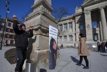 Le père de Sophie Le Tan, Tan Tri Le Tan (G), fixe 28 mars 2019 à Strasbourg un portrait de sa fille, disparue depuis le 7 septembre