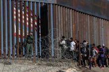 Des migrants venus d'Amérique centrale, à la frontière entre Etats-Unis et Mexique, le 25 novembre 2018 à Tijuana