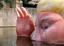 Une structure gonflable représentant la tête du président américain Donald Trump immergée dans la Moselle à Metz, le 5 juillet 2019