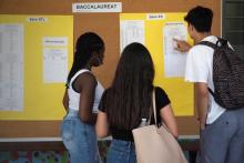 Des lycéens regardent les résultats du baccalauréat à Saint-Denis de la Réunion, le 5 juilllet 2019