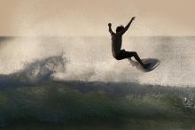 Un projet de surf park à Saint-Père-en-Retz (Loire-Atlantique), à 10km de l'océan, veut développer les sports de glisse mais est contesté par des militants écologistes, qui juge le projet "absurde"