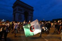 Des supporters algériens célèbrent la victoire de leur équipe dans la Coupe d'Afrique des Nations, le 11 juillet 2019 à Paris