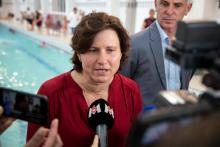La ministre des Sports Roxana Maracineanu lors du lancement de la campagne "Vigilance Noyade", le 20 juin 2019 dans une piscine à Paris
