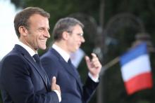 Le président français Emmanuel Macron est acceuilli à son arrivée à l'aéroport de Belgrade pour le président serbe Aleksandar Vucic le 15 juillet 2019