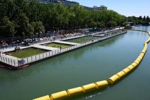Piscine installée dans le bassin de La Villette à Paris dans le cadre de Paris-Plages, le 5 juillet 2019