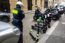 Des scooters électriques stationnées sur une place de parking à Paris, le 6 juin 2019