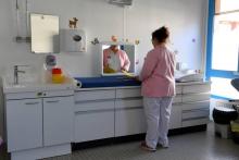 Une infirmière au centre périnatal de l'hôpital de Die (Drôme), privé de maternité et de bloc chirurgical depuis janvier 2018. Photo prise le 5 mars 2019