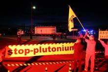 Des militants de Greenpeace lors du passage d'un convoi de MOX (plutonium) entre Beaumont-Hague et Cherbourg (Manche), le 5 juillet 2017