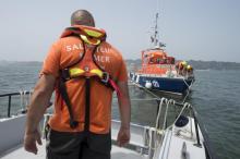 Des membres de la Société nationale de sauvetage en mer (SNSM) s'entraînent, le 28 juin 2019 au large de Saint-Nazaire