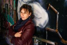 Vannina Schirinsky-Schikhmatoff devant une de ses oeuvres de street-art à Ajaccio le 24 mai 2019
