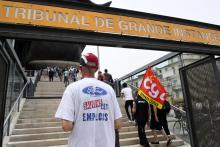 Des employés de Ford Blanquefort devant le tribunal de Grande Instance de Bordeaux le 2 juillet 2019