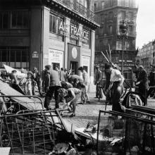 Des Parisiens construisent une barricade rue de Maubeuge en août 1944