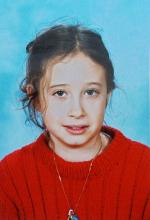 Version recadrée d'une affiche prise lors d'un rassemblement représentant la jeune Estelle Mouzin, âgée de 9 ans, qui a disparu le 09 janvier 2003 à Guermantes, en rentrant de l'école