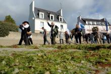 Manifestation contre la présence d'algues vertes aux exhalaisons méphitiques et qui libèrent du sulfure d'hydrogène en se décomposant, le 18 septembre 2011 sur la plage de Cap Coz à Fouesnant