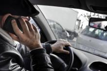 Un automobiliste téléphone au volant de sa voiture, le 4 janvier 2012 à Lyon