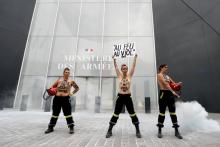Trois Femen ont protesté à Paris le 26 juillet 2019 devant le ministère des Armées, contre le renvoi en correctionnelle de trois pompiers pour "atteinte sexuelle"