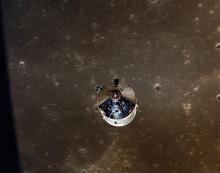 Le module de commande d'Apollo 11 vu depuis le module lunaire.