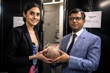 Anne-Sophie Vitoux, une responsable des douanes de Roissy, remet un objet archéologique à un membre de l'ambassade du Pakistan, le 24 juin 2019