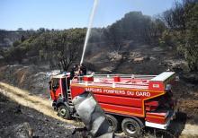 Les pompiers du Gard luttent contre un incendie, le 29 juin 2019 près de Saint-Gilles