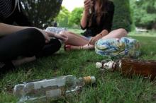 Des jeunes boivent de l'alcool dans un parc