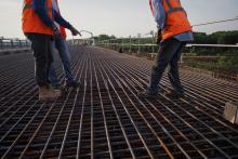 Des ouvriers travaillent sur le viaduc de Langeais sur l'autoroute A85, dans le centre-ouest de la France, le 18 juillet 2019