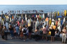 Des surfeurs à l'eau pour sensibiliser à la protection des océans, le 22 août 2019 à Guethary