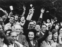 Liesse populaire sur les Champs-Elysées le 26 août 1944
