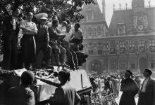 La foule accueille les troupes alliées devant l'hôtel de ville de Paris le 25 août 1944