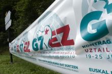 Une bannière pour le contre-sommet du G7 est installée sur un rond-point le 13 août 2019 à Louhossoa, à 30 km de Biarritz