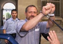 José Bové, membre fondateur de la Confédération paysanne quitte sous escorte policière le Palais de justice de Montpellier, le 31 août 1999