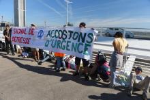 Des militants de l'organisation écologiste "Extinction Rebellion" bloquent l'accostage d'un paquebot sur le pont Chaban-Delmas à Bordeaux, le 24 août 2019.