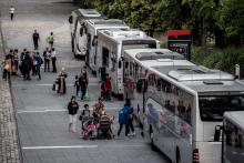 Des migrants s'apprennent à prendre des bus durant l'évacuation du parc de la Villette, le 28 août 2019.