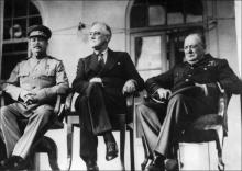 Le leader soviétique Staline (G), le président américain Roosevelt (C) et le Premier ministre britannique Winston Churchill (D) lors de la conférence de Téhéran le 28 novembre 1944