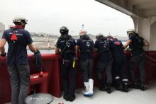 Des membres de l'équipage de l'Ocean Viking regardent le bateau arriver dans le port de Marseille, le 27 août 2019