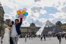 Devant le musée du Louvre à Paris, le 19 juillet 2019