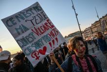 Une femme manifeste le 8 mars 2019 à Marseille à l'occasion de la journée des droits des femmes