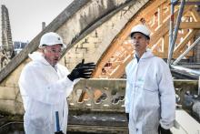 Le ministre français de la Culture Franck Riester (D) visite le chantier de la cathédrale Notre-Dame de Paris, le 17 juillet 2019