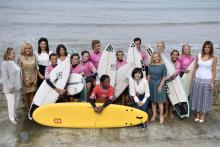 Les "Premières dames" du G7 avec des jeunes pratiquants de surf, le 26 août 2019 à Biarritz