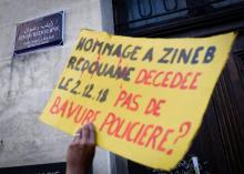 Un manifestant tient une pancarte lors d'un rassemblement de "gilets jaunes" en hommage à Zineb Redouane, le 27 avril 2019 à Marseille