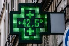 Le thermomètre d'une pharmacie indique 42,5°C, le 25 juillet 2019 lors d'un épisode de canicule à Paris