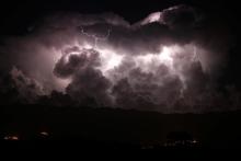 Un éclair lors d'orages dans la vallée du Taravo, près du village de Petreto-Bicchisano en Corse, le 15 août 2018