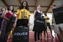 Des personnes participent à un atelier sur les conduites à adopter pendant les manifestations, le 2 août 2019 à Kingersheim, dans l'est de la France