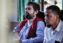 Le Français Félix Dorfin (g), assis à côté de son traducteur après avoir été condamné à mort par un tribunal indonésien, le 20 mai 2019